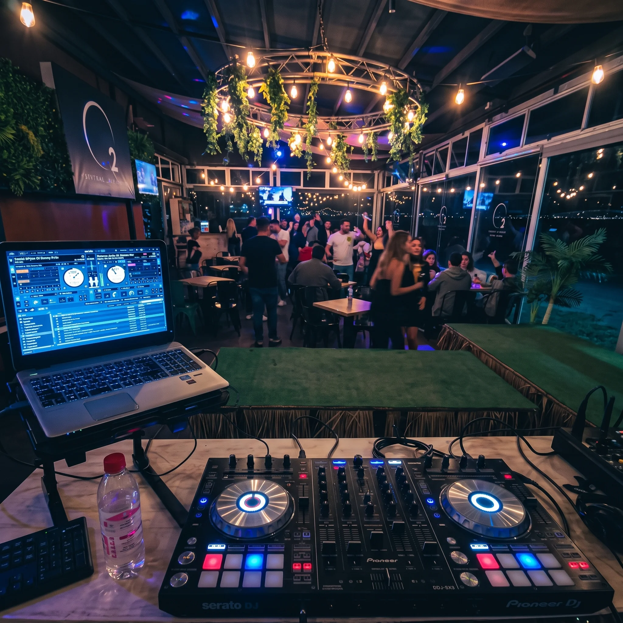 DJ y ambiente nocturno en O2 Restobar